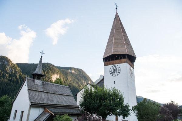 Gstaad, Kirche Saanen (CH), Foto von Kakue.gmf - Eigenes Werk, CC BY-SA 4.0, https://commons.wikimedia.org/w/index.php?curid=106023161