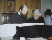 1994: Helmuth Rilling mit Arvo Pärt in Berlin über der Partitur der »Litany« (Foto: Archiv Bachakademie)