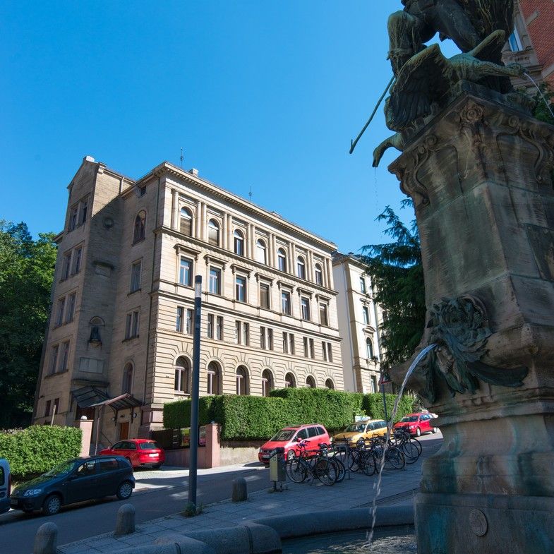 The building, in the foreground the Gänsepeter fountain © photo hs